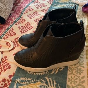 Black wedge sneaker